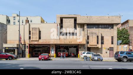 Die Polizei und die Feuerwehr teilen sich ein festungsähnliches Backsteingebäude an der Ecke Third Avenue und East 102nd Street in East Harlem. Stockfoto