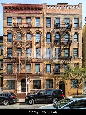 453-455 East 117th Street, sind verschiedene Entwürfe hinter den ähnlichen Fassaden, die 1920 gebaut wurden. Es scheint, dass ein Teil der Steinverkleidung aus dem Jahr 455 entfernt wurde. Stockfoto