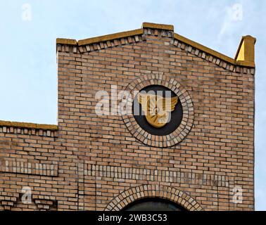 Die 220 East 117th Street ist ein zweistöckiges Parkhaus mit Backstein- und Terrakotta-Details, das 1924 von William F. Doyle entworfen wurde. Stockfoto