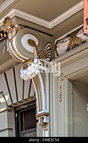 Die 215 East 117th Street ist ein sechsstöckiges Wohnhaus in East Harlem mit einem Mosaik in der Seitenwand und vergoldeten Eingangsdetails. Stockfoto