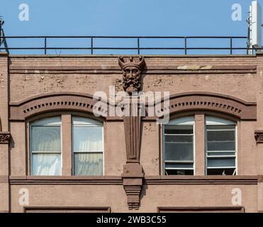 Fassadendetail, 1950 Third Avenue, ein fünfstöckiges Backsteingebäude mit gemischter Nutzung an der Ecke der East 107th Street in East Harlem, alias El Barrio. Stockfoto