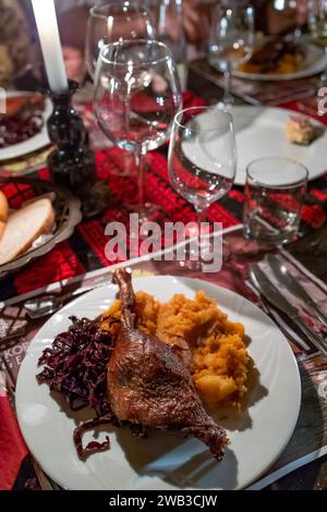 Gebratenes Geflügelbein mit Rotkohl und Püree Stockfoto