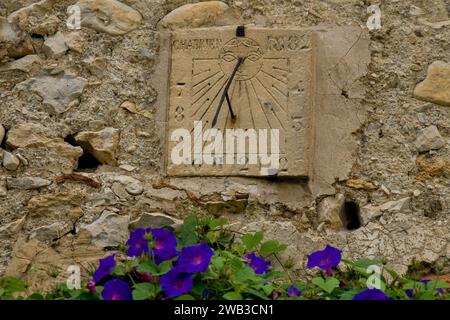 Sundial in einem Steinhaus in einem kleinen Dorf im Departement Vaucluse, Südfrankreich Stockfoto