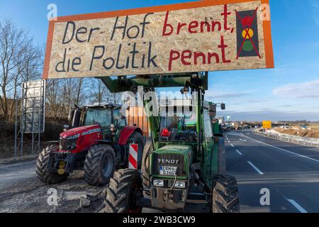 Reportage 08.01.2024 Bauernprotesttag mit Blockade von Autobahnauffahrten Protestplakate an Treckern Heßdorf, Mittelfranken Bayern Deutschland *** Bericht 08 01 2024 Bauernprotesttag mit Blockade von Autobahnauffahrten Protestplakate auf Traktoren Heßdorf, Mittelfranken Bayern Deutschland Stockfoto