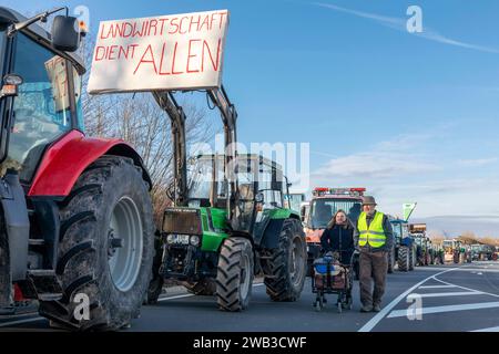 Reportage 08.01.2024 Bauernprotesttag mit Blockade von Autobahnauffahrten Protestplakate an Treckern Heßdorf, Mittelfranken Bayern Deutschland *** Bericht 08 01 2024 Bauernprotesttag mit Blockade von Autobahnauffahrten Protestplakate auf Traktoren Heßdorf, Mittelfranken Bayern Deutschland Stockfoto