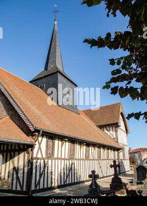 Typische Fachwerkkirche und Friedhof in Outines, Département Marne, Région Grand-Est, Frankreich Stockfoto