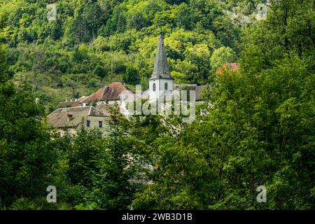 Wald und Dorf von LODs im Tal von La Loue in der Region Bourgogne-Franche-Comté, Ostfrankreich Stockfoto