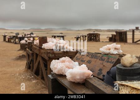 Steinsalz zum Verkauf an einem ansonsten verlassenen Ort an einer Straße entlang der Skeleton-Küste Namibias. Stockfoto