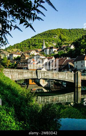 Brücke über den Fluss im Dorf vallée de la Loue in der Region Bourgogne-Franche-Comté, Ostfrankreich Stockfoto