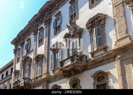 Antikes Apartmentgebäude mit Stuck und Balkonen in Mailand, Italien Stockfoto