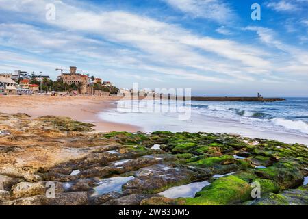 Küstenlandschaft mit Tamariz Beach am Atlantischen Ozean im Ferienort Estoril, Gemeinde Cascais, Bezirk Lissabon, Portugal. Stockfoto