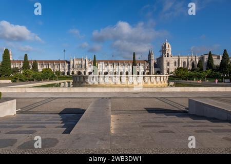 Kloster Jeronimos und Brunnen im Garten Praca do Imperio in Lissabon, Portugal. Stockfoto