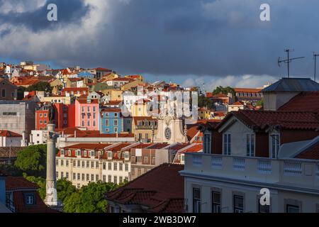 Skyline der Stadt Lissabon rund um den Rossio-Platz mit farbenfrohen Häusern in Portugal. Stockfoto