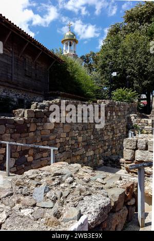 SOZOPOL, BULGARIEN - 10. AUGUST 2018: Typische Straße und Gebäude in der Altstadt von Sozopol, Burgas Region, Bulgarien Stockfoto