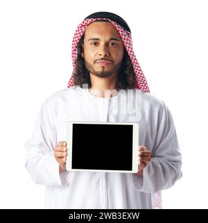 Junger arabischer Mann in traditioneller Kleidung, der ein digitales Tablet mit schwarzem Bildschirm auf weißem Hintergrund zeigt Stockfoto