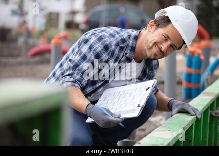 Legen Sie den Zement oder Beton in das Fundament Stockfoto