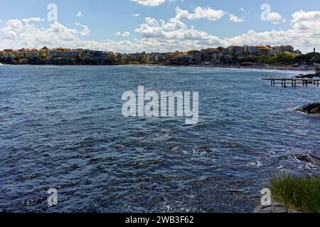 SOZOPOL, BULGARIEN - 10. AUGUST 2018: Typische Straße und Gebäude in der Altstadt von Sozopol, Burgas Region, Bulgarien Stockfoto