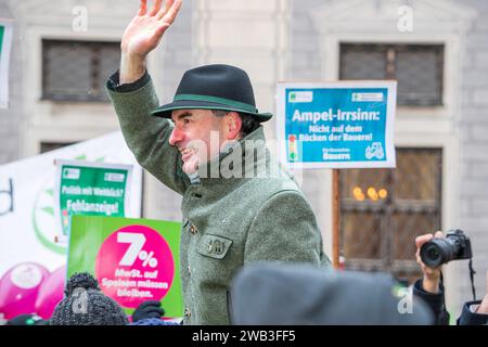 Hubert Aiwanger, stellvertretender Bayerischer Ministerpräsident, bei Großkundgebung des Bauernverbands, München, 8. Januar 2024 Deutschland, München, 8. Januar 2024, Hubert Aiwanger, stellvertretender Bayerischer Ministerpräsident, grüßt seine Anhänger, bei Großkundgebung des Bayerischen Bauernverbands gegen Agrarkürzungen, Demo ab 11 Uhr auf dem Odeonsplatz, Wut gegen geplante Streichung der Agrardiesel Vergütung, Agrardiesel-Subventionen, die Bundesregierung will Landwirten die Steuervergünstigungen streichen, Landwirtschaft, Sparpolitik, *** Hubert Aiwanger, Stellvertretender Bayerischer Ministerpräsident Stockfoto