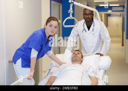 Krankenschwester-Transfer-Mann mit der Bahre Stockfoto