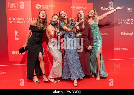 UTRECHT, NIEDERLANDE - 20. DEZEMBER: Eveline Saalberg, Laura de Witte, Femke Bol, Cathelijn Peeters und Lieke Klaver während der NOC*NSF Sportgala 2023 bei DeFabrique am 20. Dezember 2023 in Utrecht, Niederlande. (Foto: Joris Verwijst/BSR Agency) Stockfoto