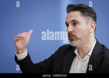 Fabio de Masi, Finanzexperte, ehem. MdEP und MDB, aufgenommen im Rahmen der Bundespressekonferenz zur Gruendung der Partei Buendnis Sahra Wagenknecht - Vernunft und Gerechtigkeit und Vorschlag der Europa-Spitzenkandidaturen, in Berlin, 08.01.2024. Berlin Deutschland *** Fabio de Masi, Finanzexperte, ehemaliger Europaabgeordneter und Abgeordneter, notierte auf der Bundespressekonferenz zur Gründung der Partei Allianz Sahra Wagenknecht Vernunft und Gerechtigkeit und Vorschlag der europäischen Spitzenkandidaten, in Berlin, 08 01 2024 Berlin Deutschland Copyright: XKiraxHofmannx Stockfoto