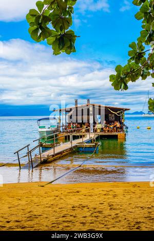 Ilha Grande Brasilien 23. November 2020 Herrlicher Mangrovenstrand Und Pouso Beach Mit Schwimmrestaurant Und Booten Big Tropical Island Ilha Grande Brasilien. Stockfoto