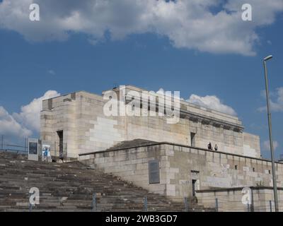 NÜRNBERG, DEUTSCHLAND – CA. JUNI 2022: Zeppelinfeld Übersetzung Zeppelinfeld Tribune entworfen von Architekt Albert Speer als Teil der NSDAP RAL Stockfoto