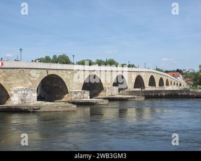 REGENSBURG, DEUTSCHLAND - CA. JUNI 2022: Blick auf die Donau Stockfoto