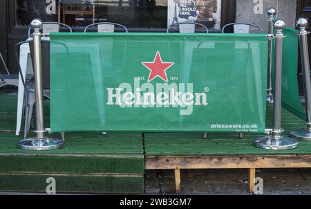 ABERDEEN, Großbritannien - 14. SEPTEMBER 2023: Heineken Beer Sign Stockfoto