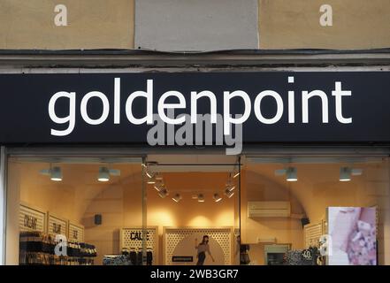 TURIN, ITALIEN - CA. FEBRUAR 2022: Goldenpoint Storefront Schild Stockfoto