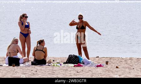 An einem glorreichen, heißen Tag in Dundee sonnen sich die einheimischen Frauen am Strand von Broughty Ferry während der Hitzewelle im Sommer in Schottland, Großbritannien Stockfoto