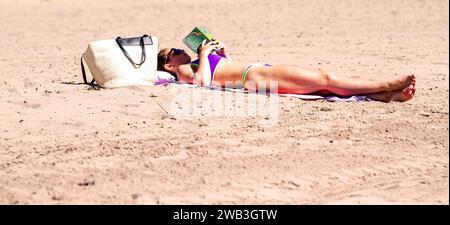 An einem glorreichen, heißen Tag in Dundee sonnen sich die einheimischen Frauen am Strand von Broughty Ferry während der Hitzewelle im Sommer in Schottland, Großbritannien Stockfoto