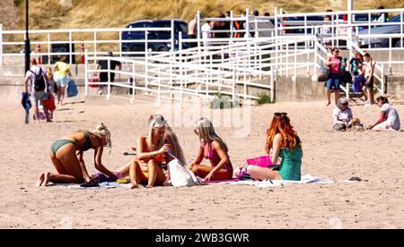 An einem glorreichen, heißen Tag in Dundee sonnen sich die einheimischen Frauen am Strand von Broughty Ferry während der Hitzewelle im Sommer in Schottland, Großbritannien Stockfoto