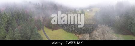 Niedrige Regenwolken ziehen über den Banks Vernonia Trail, ein altes Eisenbahnbett westlich von Portland, Oregon. Diese Gegend ist bei Wanderer und Radfahrern beliebt. Stockfoto