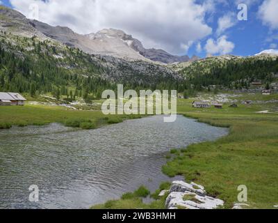 Le Vert See in der Nähe der Lavarella Hütte im Grünen des Naturparks Fanes - Sennes - Prags, Alpi, Italien. Stockfoto