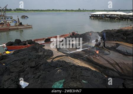 GHANA, Asutsuare, Volta River, Tilapia Fischzuchtfarm des chinesischen Unternehmens China Fujian Fischzuchtfarm des Gewächshauses International Development Ghana Ltd., afrikanischer Arbeiter reinigt die Netze aus den Teichen / GHANA, Volta Fluß, Tilapia, Buntbarsch, Fischzuchtfarm einer chinesischen Firma, Afrikaner reinigen die Netze aus den Teichen Stockfoto