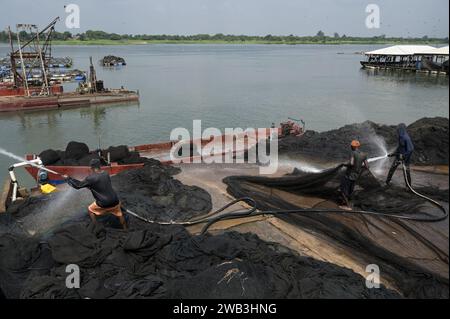 GHANA, Asutsuare, Volta River, Tilapia Fischzuchtfarm des chinesischen Unternehmens China Fujian Fischzuchtfarm des Gewächshauses International Development Ghana Ltd., afrikanischer Arbeiter reinigt die Netze aus den Teichen / GHANA, Volta Fluß, Tilapia, Buntbarsch, Fischzuchtfarm einer chinesischen Firma, Afrikaner reinigen die Netze aus den Teichen Stockfoto