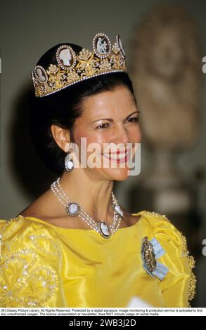 Königin Silvia von Schweden. Ehefrau des heutigen schwedischen Königs Carl XVI. Gustaf. 1985 im Cameo Diadem, das sie zum ersten Mal an ihrem Hochzeitstag 1976 trug. Das Diadem wird dem Juwelier Nitot zugeschrieben und gehört oft Kaiserin Joséphine von den Franzosen. Am napoleonischen Hof wurden Cameo-Tiaras typischerweise tagsüber getragen, während Diaras mit Diamanten, Saphiren, Smaragden, Rubinen und anderen Edelsteinen nachts getragen werden sollten. Um 1836 scheint Auguste Amalie es ihrer Tochter Josephine, der späteren Königin von Schweden und Norwegen, gegeben zu haben Stockfoto