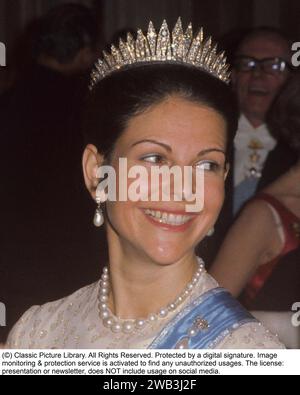 Königin Silvia von Schweden. Ehefrau des heutigen schwedischen Königs Carl XVI. Gustaf. 1977 mit badischem Fransendiadem, aus Diamanten gefertigt, kam Victoria von Baden nach Schweden. Das Diadem besteht aus 47 Diamantenstrahlen, wobei der mittlere am höchsten ist und die Höhe zu beiden Seiten abnimmt. Im Englischen wird die Diadem als „Badische Fringe Diadem“ bezeichnet. Stockfoto