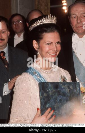 Königin Silvia von Schweden. Ehefrau des heutigen schwedischen Königs Carl XVI. Gustaf. 1977 mit badischem Fransendiadem, aus Diamanten gefertigt, kam Victoria von Baden nach Schweden. Das Diadem besteht aus 47 Diamantenstrahlen, wobei der mittlere am höchsten ist und die Höhe zu beiden Seiten abnimmt. Im Englischen wird die Diadem als „Badische Fringe Diadem“ bezeichnet. Stockfoto