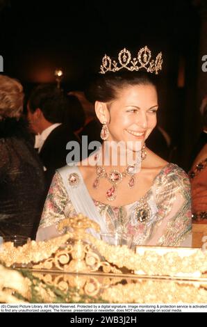 Königin Silvia von Schweden. Ehefrau des heutigen schwedischen Königs Carl XVI. Gustaf. 1977 beim Nobelessen in einem Diadem von E. Wolff & Co. Gezeichnet, war es ein Geschenk des Herzogs und der Herzogin von Connaught an ihre Tochter, Prinzessin Margaret von Großbritannien, als sie im Juni 1905 den späteren König Gustaf VI. Adolf von Schweden heiratete. Nach ihrem frühzeitigen Tod im Alter von 38 Jahren im Jahr 1920 fiel es an ihren ältesten Sohn, Prinz Gustaf Adolf, dessen Frau Sibylla es so oft trug, dass das Diadem seinen heutigen Namen erhielt. Stockfoto