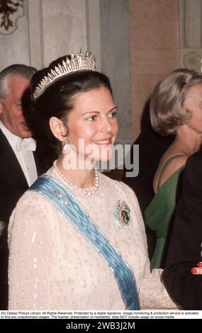 Königin Silvia von Schweden. Ehefrau des heutigen schwedischen Königs Carl XVI. Gustaf. 1977 mit badischem Fransendiadem, aus Diamanten gefertigt, kam Victoria von Baden nach Schweden. Das Diadem besteht aus 47 Diamantenstrahlen, wobei der mittlere am höchsten ist und die Höhe zu beiden Seiten abnimmt. Im Englischen wird die Diadem als „Badische Fringe Diadem“ bezeichnet. Stockfoto