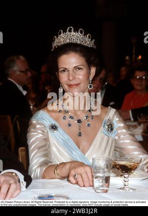 Königin Silvia von Schweden. Ehefrau des heutigen schwedischen Königs Carl XVI. Gustaf. 1981 beim Nobelessen mit dem Leuchtenberg-Saphir-Set erbte Königin Josefina von Schweden den Schmuck von ihrer Mutter Augusta Amalia, Herzogin von Leuchtenberg. Der Schmuck wurde vermutlich von Marie-Etienne Nitot in Paris hergestellt. Danach ging der Schmuck an Königin Sofia, aber es ist nicht belegt, dass sie das Set trug. Außerdem war Königin Victoria die letzte, die sie privat besaß. Die Leuchtenberg-Saphire. Diadem-Set mit Saphiren und Brillanten in 11 Gelenkteilen. 7 cm hoch, 40,5 cm lang. Stockfoto