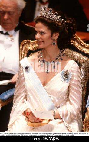 Königin Silvia von Schweden. Ehefrau des heutigen schwedischen Königs Carl XVI. Gustaf. 1981 beim Nobelessen mit dem Leuchtenberg-Saphir-Set erbte Königin Josefina von Schweden den Schmuck von ihrer Mutter Augusta Amalia, Herzogin von Leuchtenberg. Der Schmuck wurde vermutlich von Marie-Etienne Nitot in Paris hergestellt. Danach ging der Schmuck an Königin Sofia, aber es ist nicht belegt, dass sie das Set trug. Außerdem war Königin Victoria die letzte, die sie privat besaß. Die Leuchtenberg-Saphire. Diadem-Set mit Saphiren und Brillanten in 11 Gelenkteilen. 7 cm hoch, 40,5 cm lang. Stockfoto