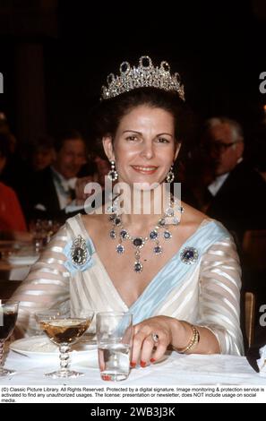 Königin Silvia von Schweden. Ehefrau des heutigen schwedischen Königs Carl XVI. Gustaf. 1981 beim Nobelessen mit dem Leuchtenberg-Saphir-Set erbte Königin Josefina von Schweden den Schmuck von ihrer Mutter Augusta Amalia, Herzogin von Leuchtenberg. Der Schmuck wurde vermutlich von Marie-Etienne Nitot in Paris hergestellt. Danach ging der Schmuck an Königin Sofia, aber es ist nicht belegt, dass sie das Set trug. Außerdem war Königin Victoria die letzte, die sie privat besaß. Die Leuchtenberg-Saphire. Diadem-Set mit Saphiren und Brillanten in 11 Gelenkteilen. 7 cm hoch, 40,5 cm lang. Stockfoto