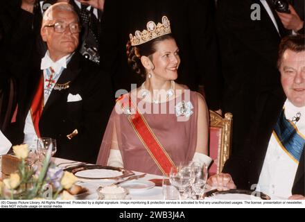 Königin Silvia von Schweden. Ehefrau des heutigen schwedischen Königs Carl XVI. Gustaf. 1979 im Cameo Diadem, das sie zum ersten Mal an ihrem Hochzeitstag 1976 trug. Das Diadem wird dem Juwelier Nitot zugeschrieben und gehört oft Kaiserin Joséphine von den Franzosen. Am napoleonischen Hof wurden Cameo-Tiaras typischerweise tagsüber getragen, während Diaras mit Diamanten, Saphiren, Smaragden, Rubinen und anderen Edelsteinen nachts getragen werden sollten. Um 1836 scheint Auguste Amalie es ihrer Tochter Josephine, der späteren Königin von Schweden und Norwegen, gegeben zu haben Stockfoto