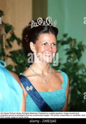 Königin Silvia von Schweden. Ehefrau des heutigen schwedischen Königs Carl XVI. Gustaf. 1981 in einem Diadem von E. Wolff & Co. Dargestellt, war es ein Geschenk des Herzogs und der Herzogin von Connaught an ihre Tochter, Prinzessin Margaret von Großbritannien, als sie im Juni 1905 den späteren König Gustaf VI. Adolf von Schweden heiratete. Nach ihrem frühzeitigen Tod im Alter von 38 Jahren im Jahr 1920 fiel es an ihren ältesten Sohn, Prinz Gustaf Adolf, dessen Frau Sibylla es so oft trug, dass das Diadem seinen heutigen Namen erhielt. Stockfoto