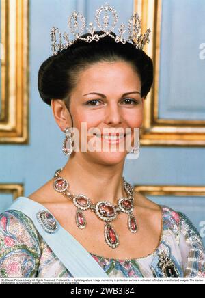 Königin Silvia von Schweden. Ehefrau des heutigen schwedischen Königs Carl XVI. Gustaf. 1980 in einem Diadem von E. Wolff & Co. Dargestellt, war es ein Geschenk des Herzogs und der Herzogin von Connaught an ihre Tochter, Prinzessin Margaret von Großbritannien, als sie im Juni 1905 den späteren König Gustaf VI. Adolf von Schweden heiratete. Nach ihrem frühzeitigen Tod im Alter von 38 Jahren im Jahr 1920 fiel es an ihren ältesten Sohn, Prinz Gustaf Adolf, dessen Frau Sibylla es so oft trug, dass das Diadem seinen heutigen Namen erhielt. Stockfoto