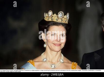 Königin Silvia von Schweden. Ehefrau des heutigen schwedischen Königs Carl XVI. Gustaf. 1992 im Cameo Diadem, das sie zum ersten Mal an ihrem Hochzeitstag 1976 trug. Das Diadem wird dem Juwelier Nitot (heute @chaumetofficial) zugeschrieben und gehört oft Kaiserin Joséphine von den Franzosen. Am napoleonischen Hof wurden Cameo-Tiaras typischerweise tagsüber getragen, während Diaras mit Diamanten, Saphiren, Smaragden, Rubinen und anderen Edelsteinen nachts getragen werden sollten. Um 1836 scheint Auguste Amalie es ihrer Tochter Josephine, der späteren Königin von Schweden, gegeben zu haben Stockfoto