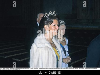Königin Silvia von Schweden. Ehefrau des heutigen schwedischen Königs Carl XVI. Gustaf. 1982 in einem Diadem von E. Wolff & Co. Dargestellt, war es ein Geschenk des Herzogs und der Herzogin von Connaught an ihre Tochter, Prinzessin Margaret von Großbritannien, als sie im Juni 1905 den späteren König Gustaf VI. Adolf von Schweden heiratete. Nach ihrem frühzeitigen Tod im Alter von 38 Jahren im Jahr 1920 fiel es an ihren ältesten Sohn, Prinz Gustaf Adolf, dessen Frau Sibylla es so oft trug, dass das Diadem seinen heutigen Namen erhielt. Hinter ihrer Prinzessin Lillian. Stockfoto